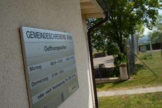 Schild mit Oeffnungszeiten